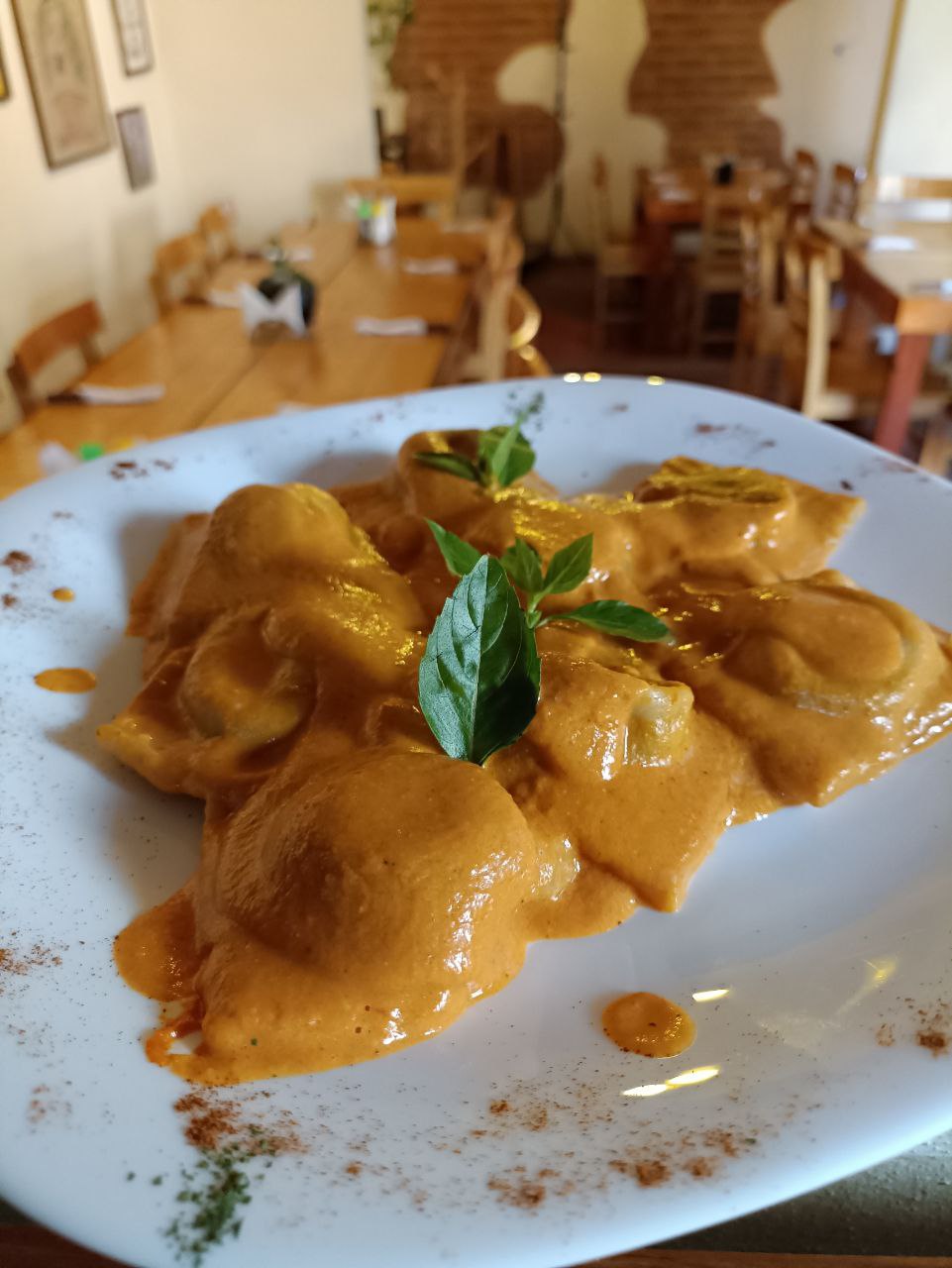 Ravioles en salsa rosada